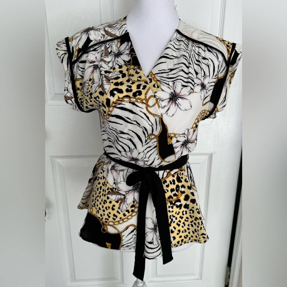 Monteau V-neck Short Sleeve Top - Size Large